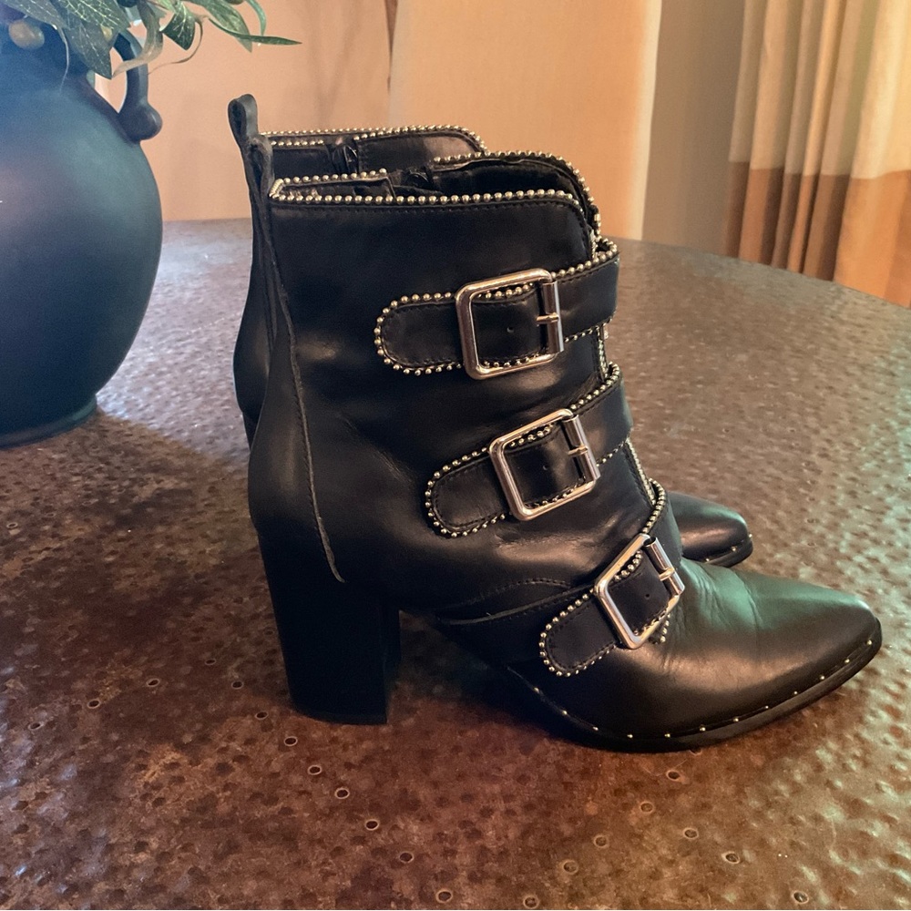 Steve Madden black booties size 8.5